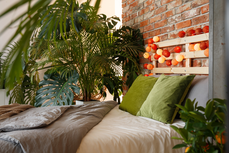 Zeleni tekstil, jastučići i posteljina su idealan način da u spavaću sobu unesete dašak svežine